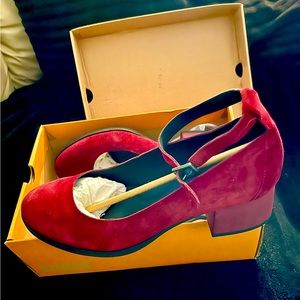 BRAND NEW Korks by Kork-Ease Burgundy Lipp Genuine Suede Pumps